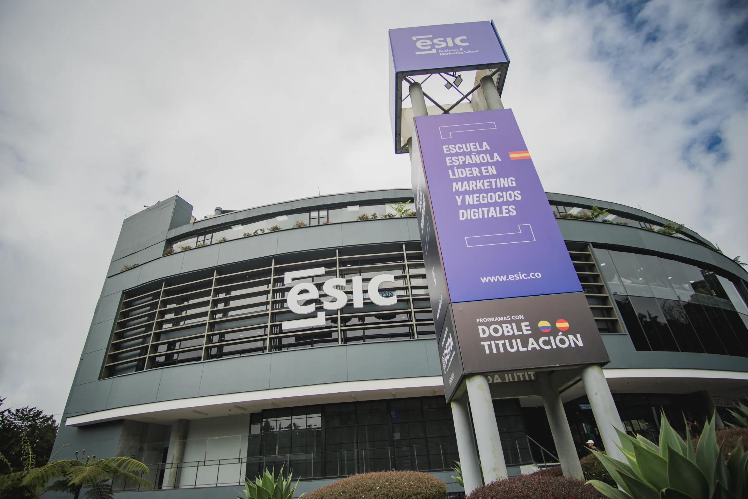 Fachada ESIC Medellín 02