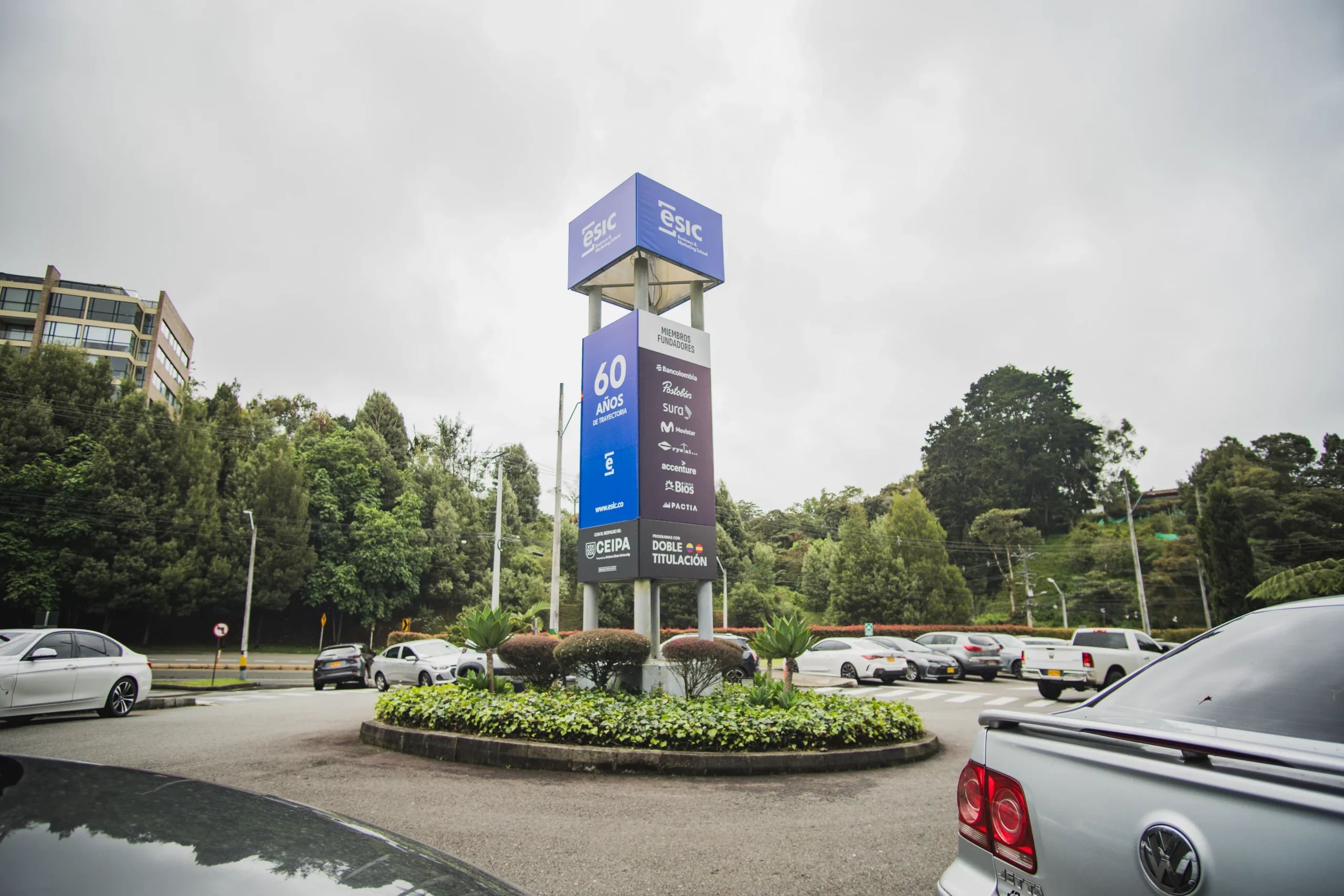 Glorieta de ingreso al campus