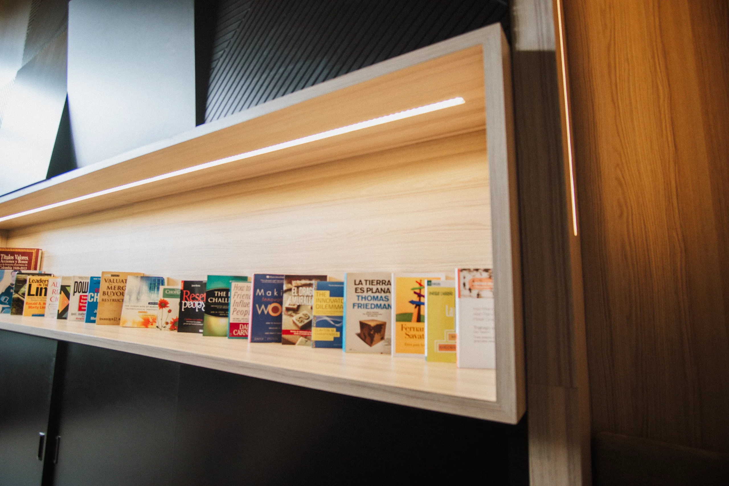 Biblioteca con libros destacados