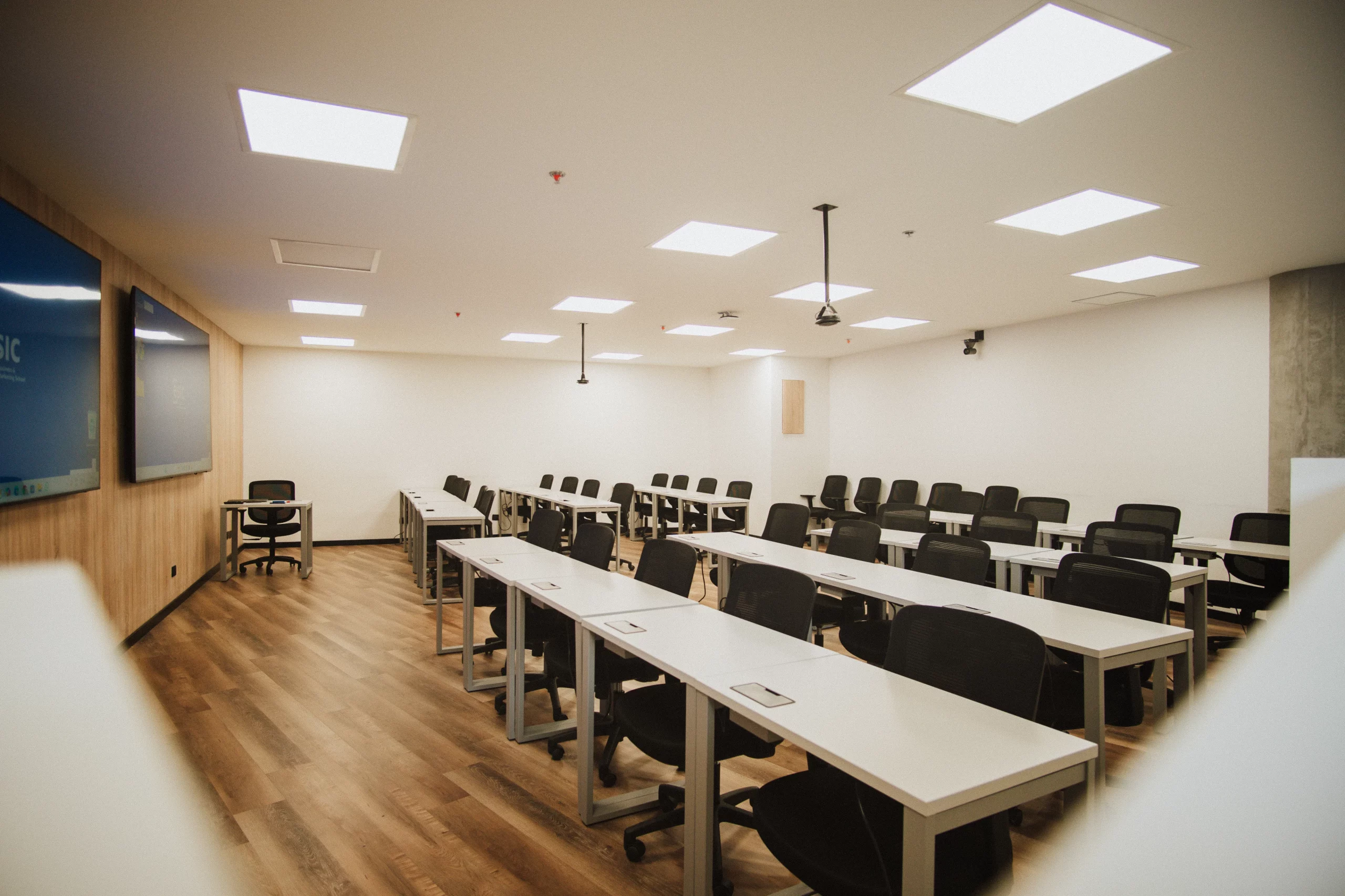 Aula con luces empotradas