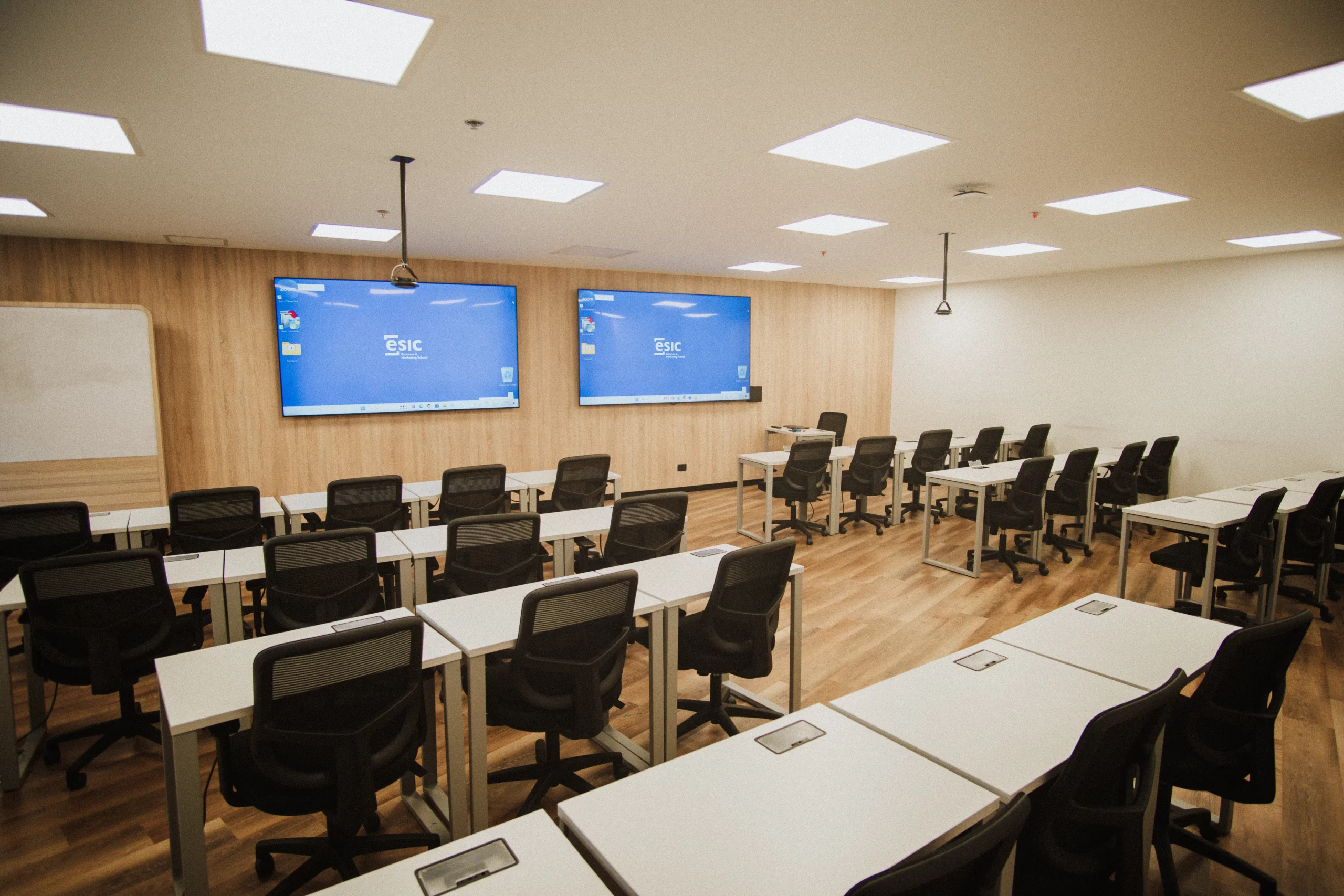 Aula con pantallas duales