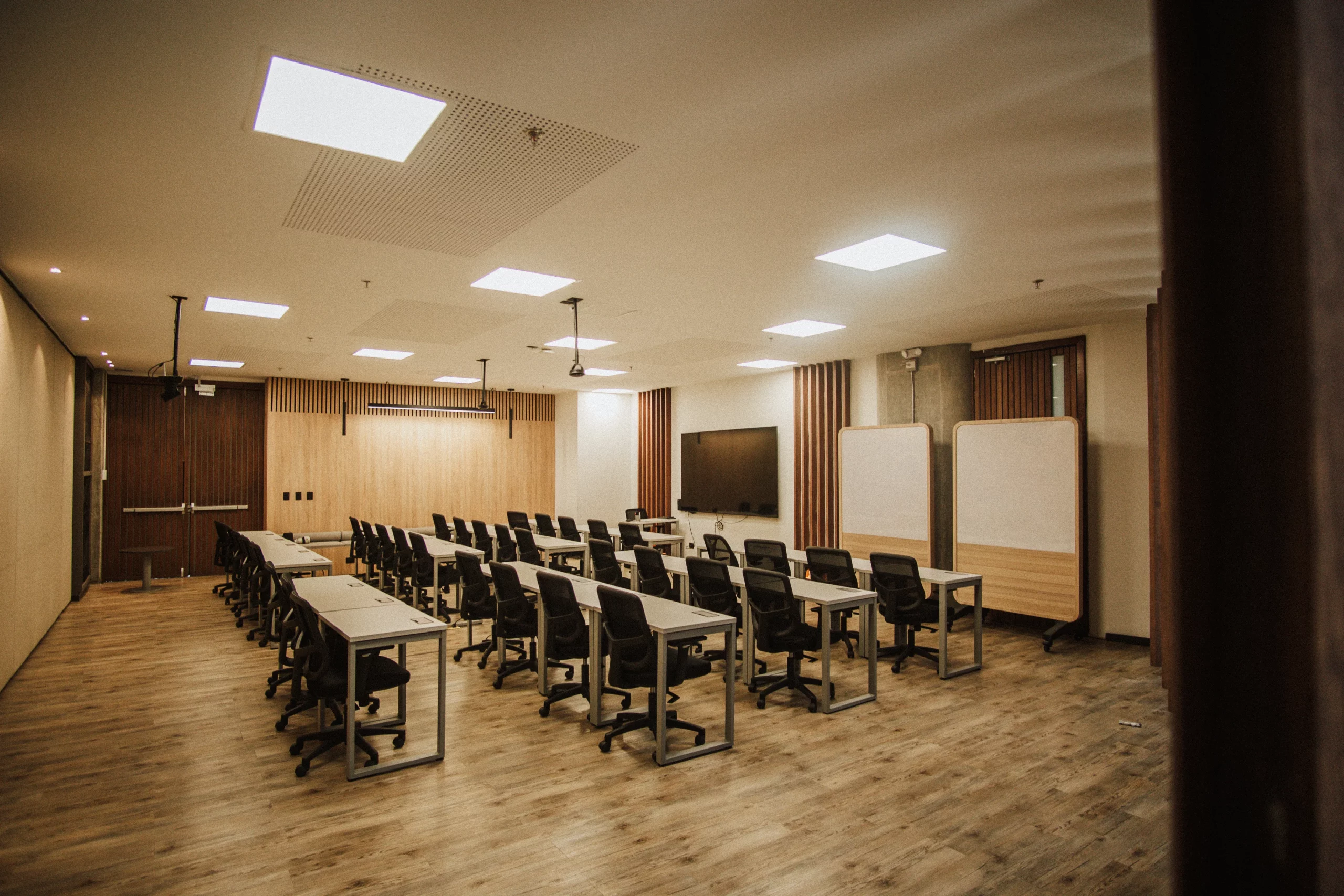 Salón con techo de madera