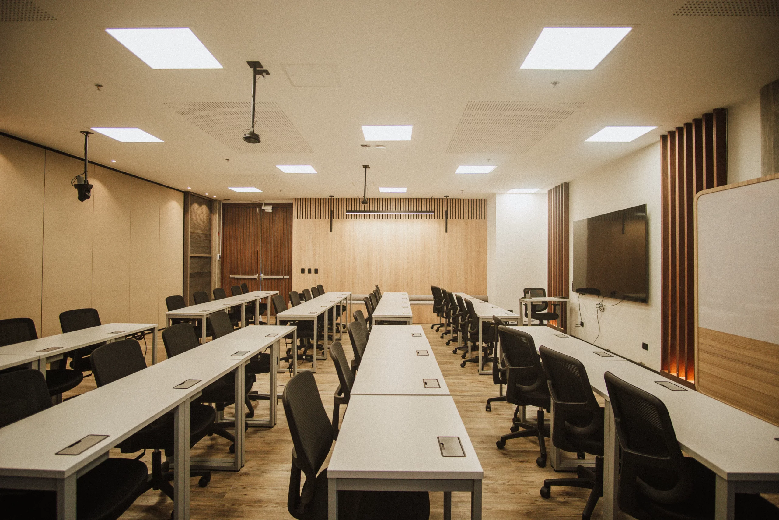 Salón con TV y escritorios