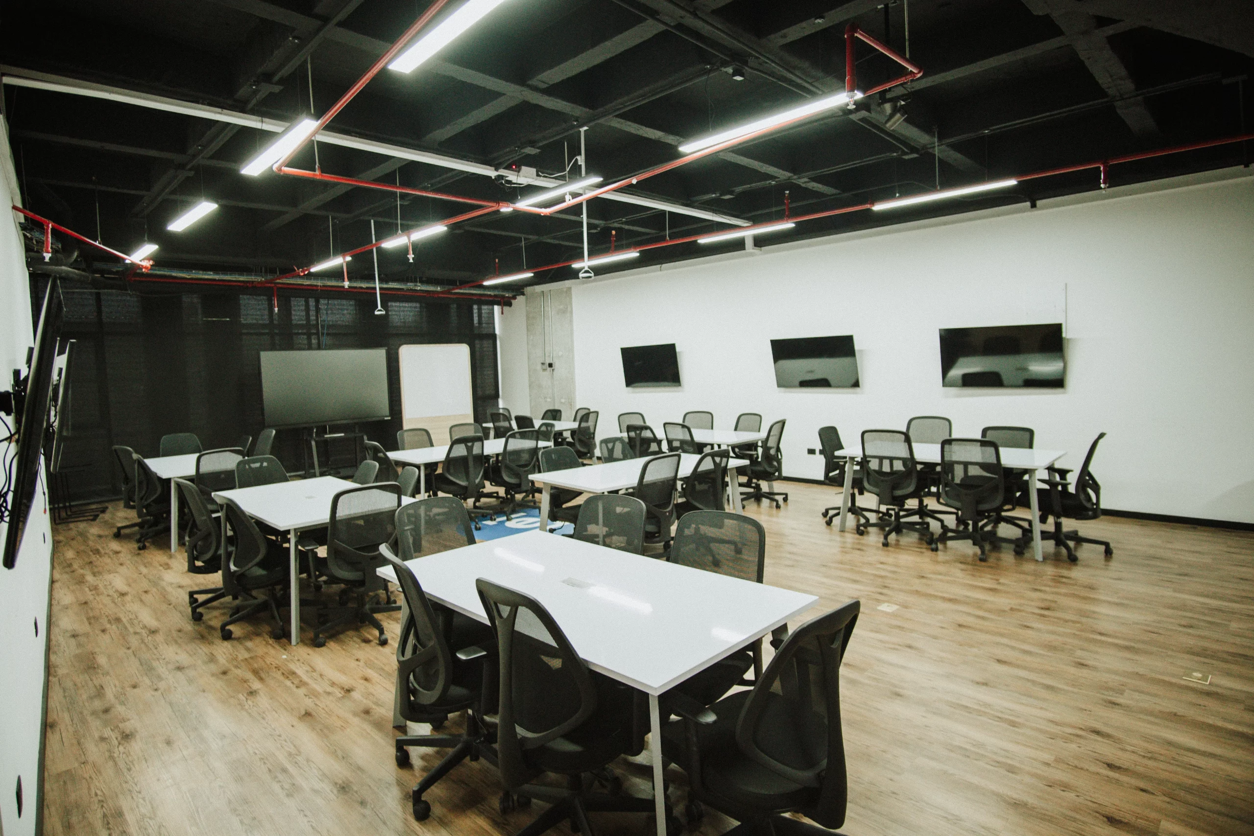 Aula con techo industrial