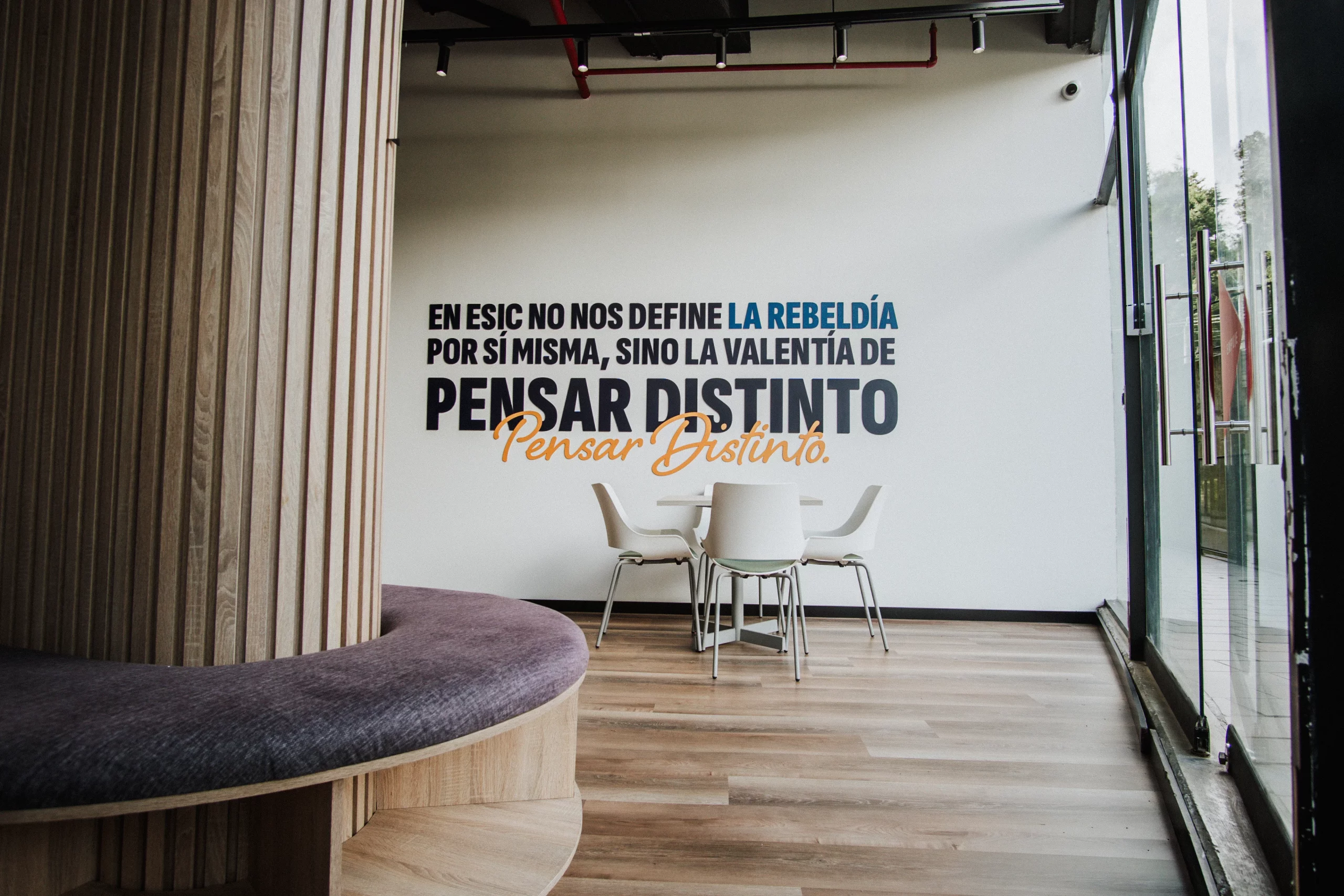 Mural Pensar Distinto