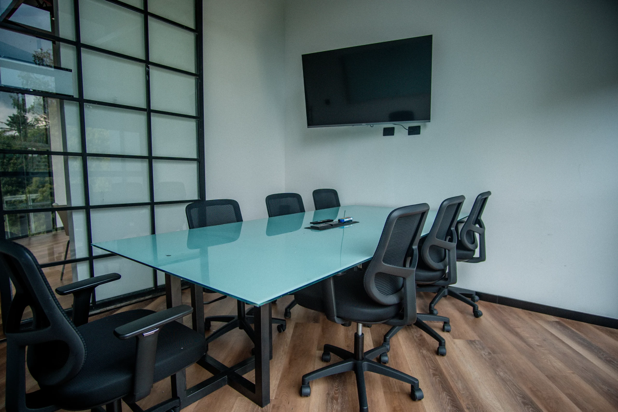 Sala de reuniones con mesa de cristal