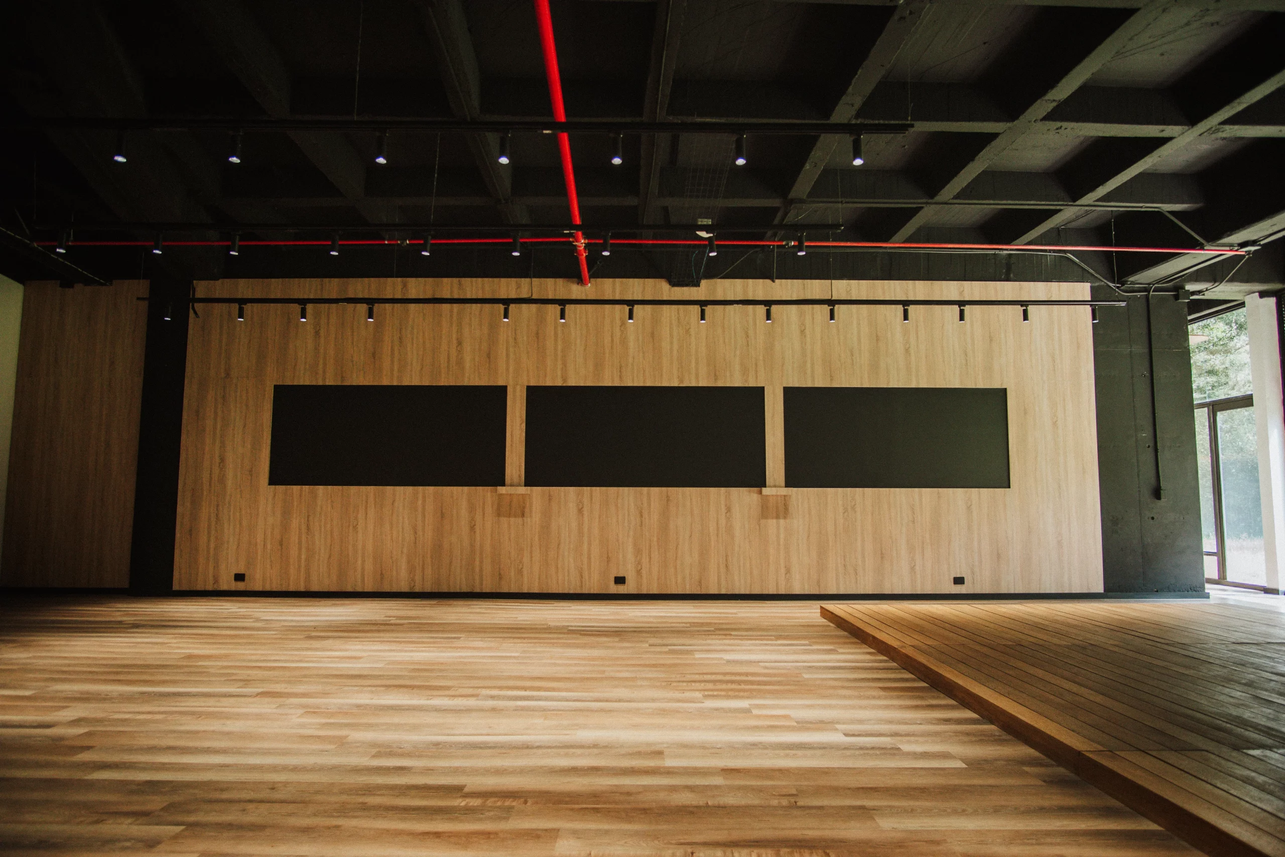 Sala con paneles de madera