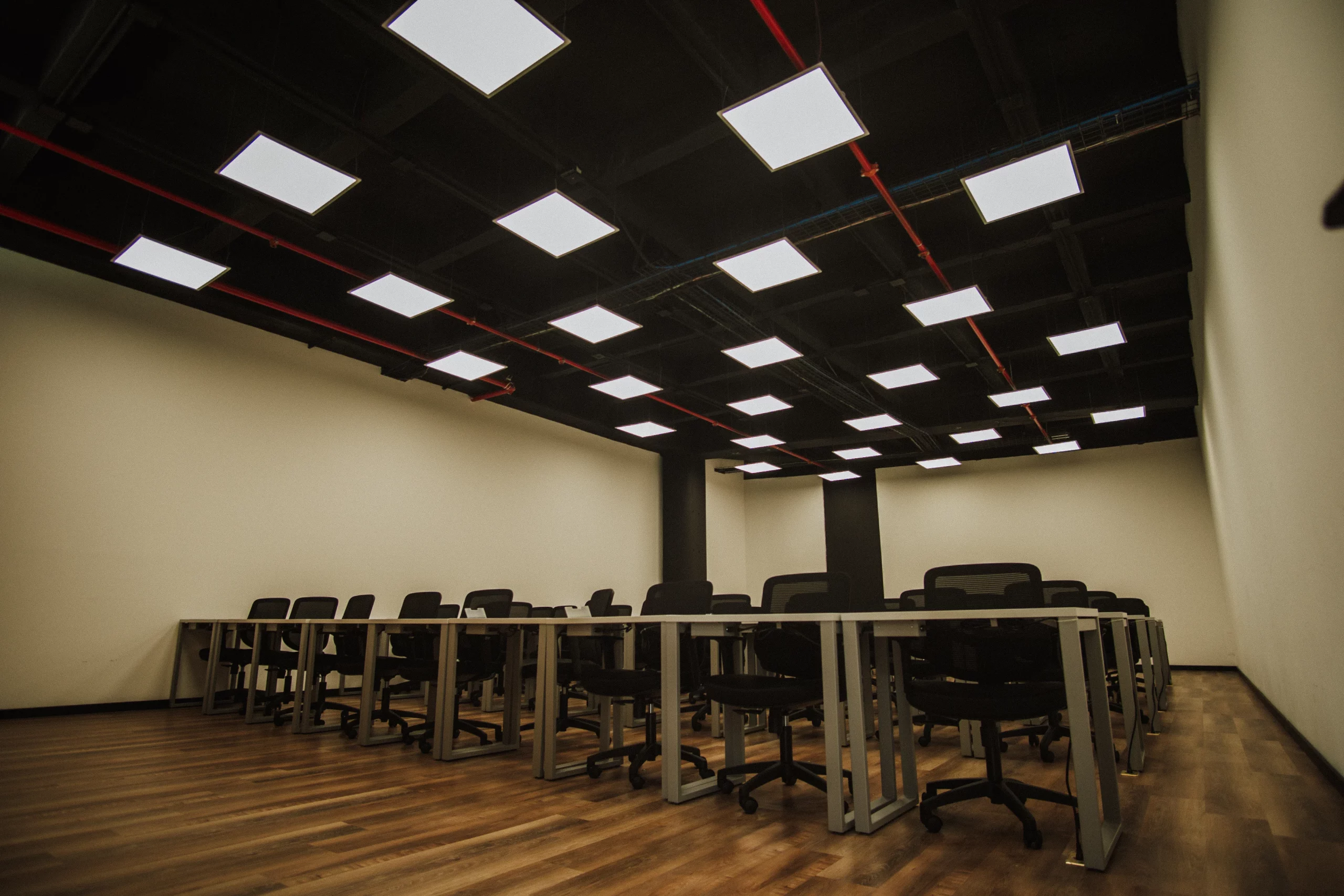 Salón con luces empotradas en techo negro